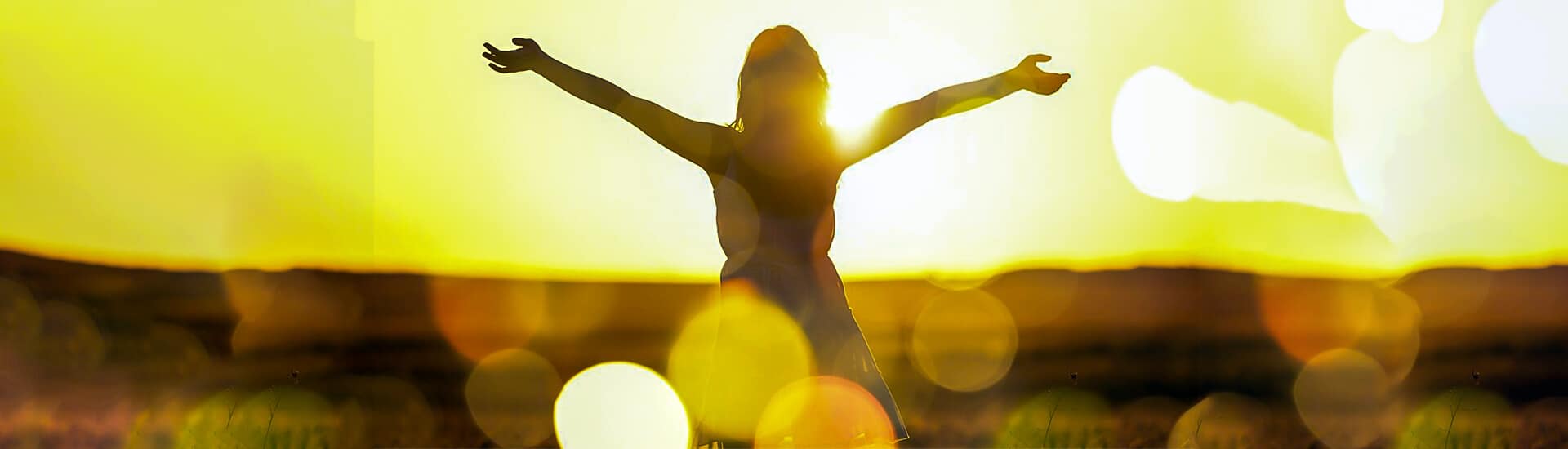 immagine di una donna che spalanca le braccia - in time miglioriamo gil mondo partendo dagli ambienti in cui lavoriamo.